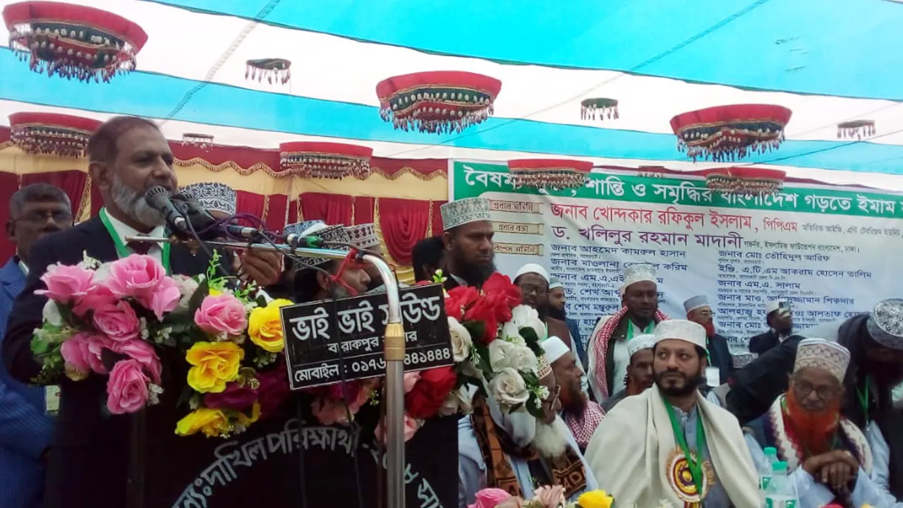 বাগেরহাটে ইমাম সমিতির সম্মেলনে বক্তব্য দেন অতিরিক্ত আইজিপি খোন্দকার রফিকুল ইসলাম। ছবি : কালবেলা