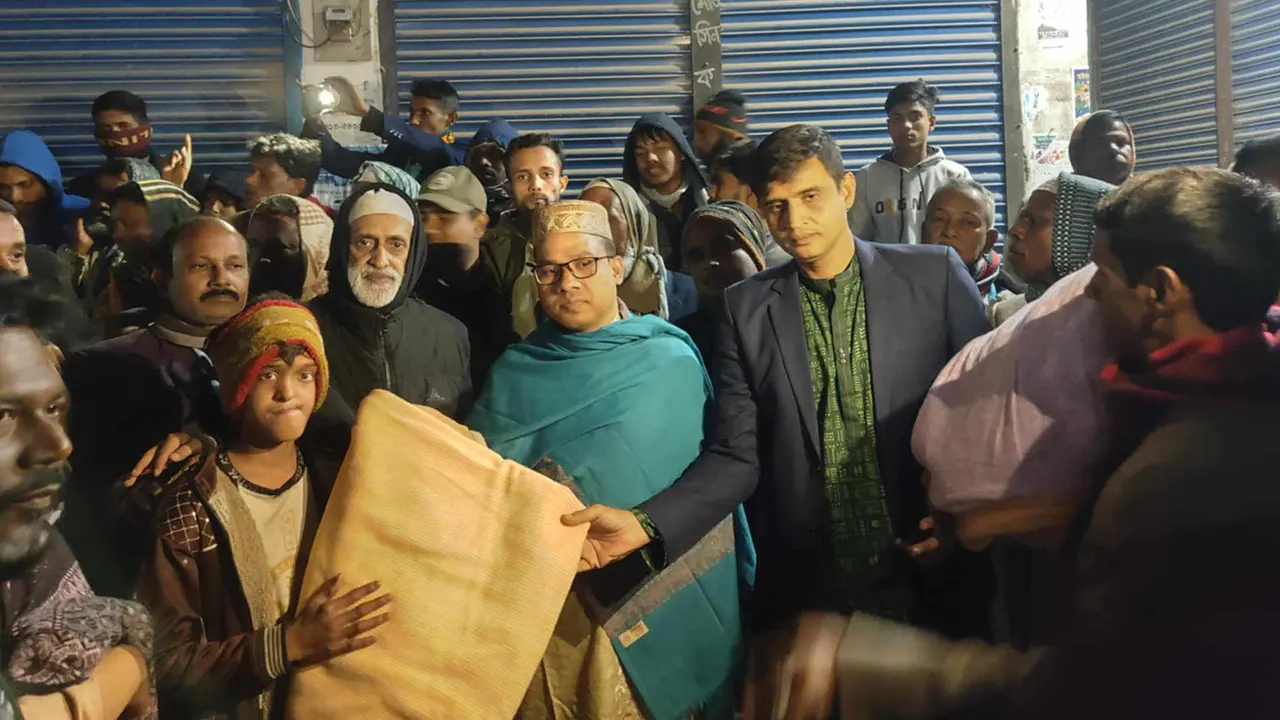 শীতার্তদের মাঝে কম্বল বিতরণ করছেন ইউএনও। ছবি : কালবেলা