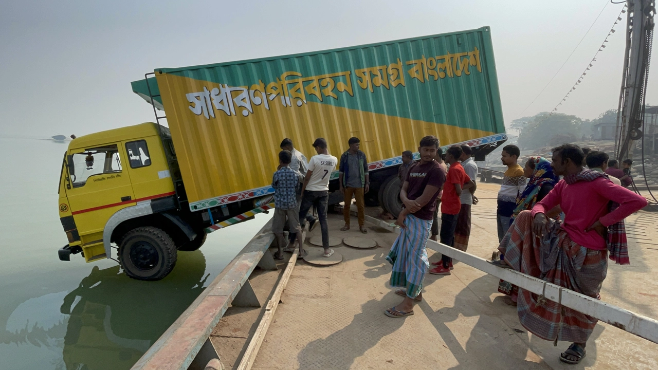 দৌলতদিয়া ৭ নম্বর ফেরিঘাটের পন্টুনে আটকে আছে কাভার্ডভ্যান। ছবি : কালবেলা