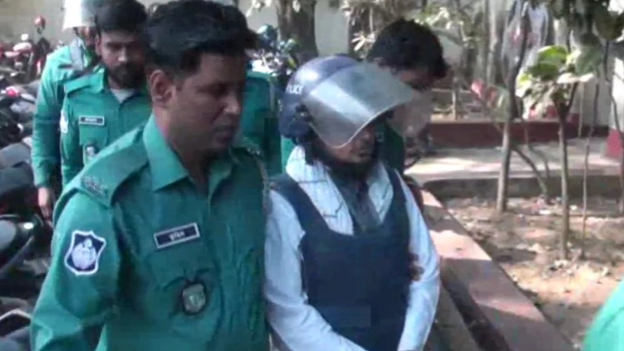 কড়া নিরাপত্তায় আদালতে তোলা হয় মুফতি মুআজ বিন নূরকে। ছবি : কালবেলা