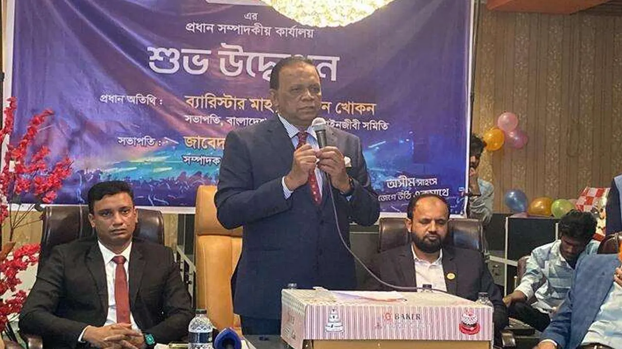 রাজধানীর কাকরাইলে দৈনিক জনতার জমিন পত্রিকার সম্পাদকীয় কার্যালয়ে ব্যারিস্টার মাহবুব উদ্দিন খোকন। ছবি : কালবেলা