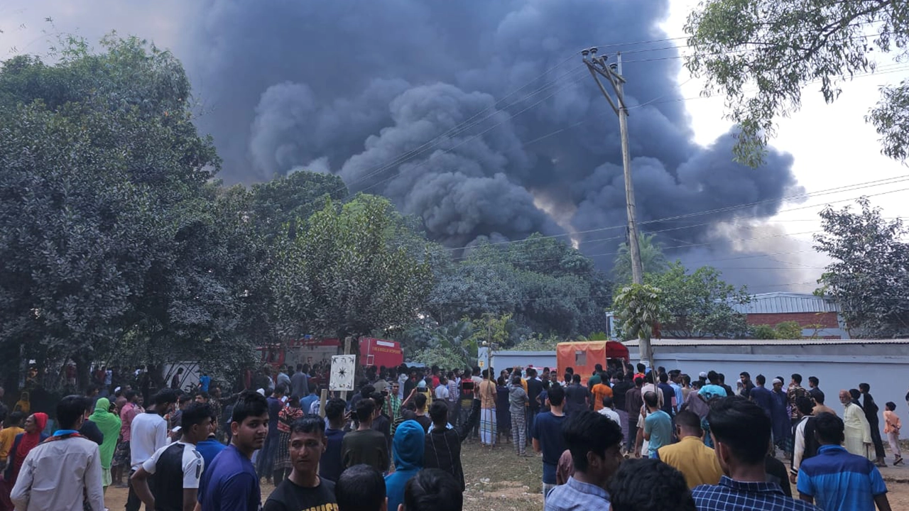 গাজীপুরে এম অ্যান্ড ইউ ট্রিমস্ লিমিটেড নামের কারখানায় আগুন। ছবি : কালবেলা