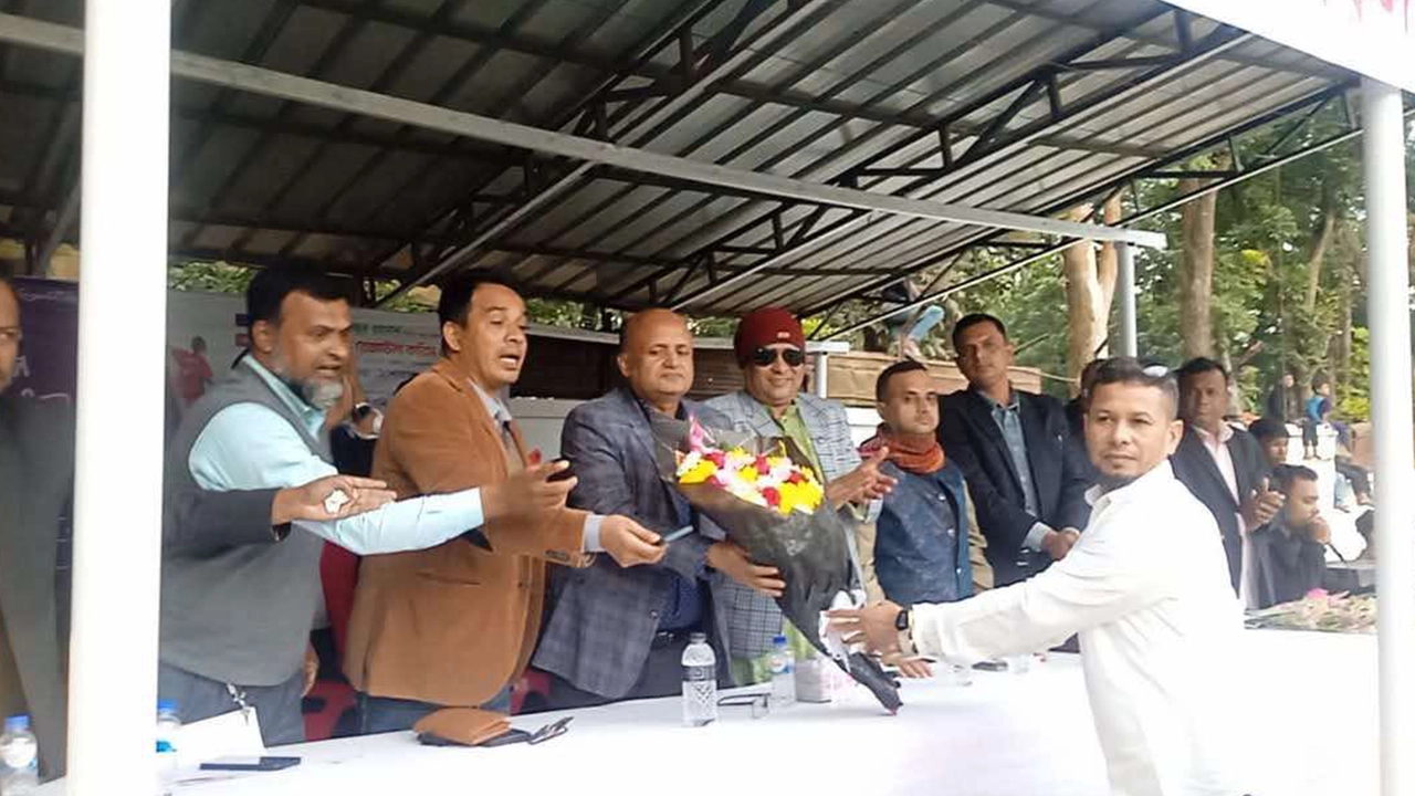 প্রধান অতিথি ডেপুটি অ্যাটর্নি জেনারেল অ্যাডভোকেট রেজাউল করিম রেজাকে ফুল দিয়ে বরণ করেন হাজি মো. ওসমান গনি। ছবি : সংগৃহীত