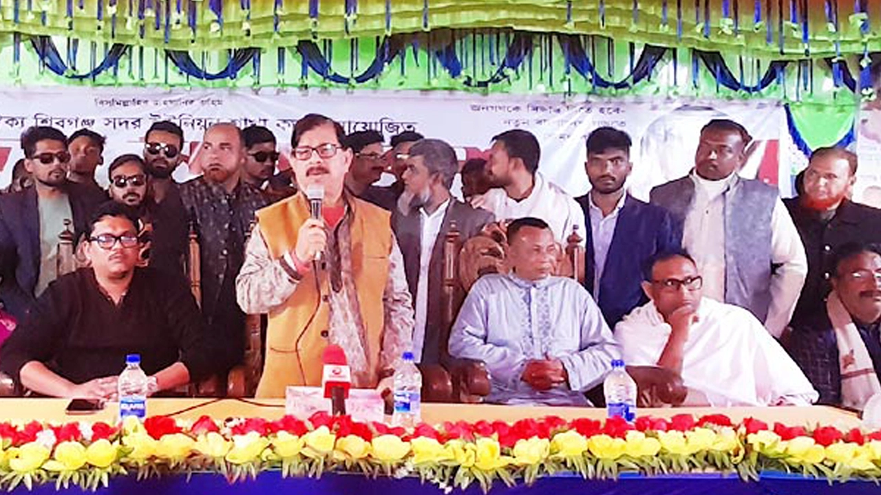 বগুড়ার শিবগঞ্জ উপজেলার গুজিয়া হাইস্কুল মাঠে এক বিজয় সমাবেশে প্রধান অতিথির বক্তব্য রাখেন মাহমুদুর রহমান মান্না। ছবি : কালবেলা