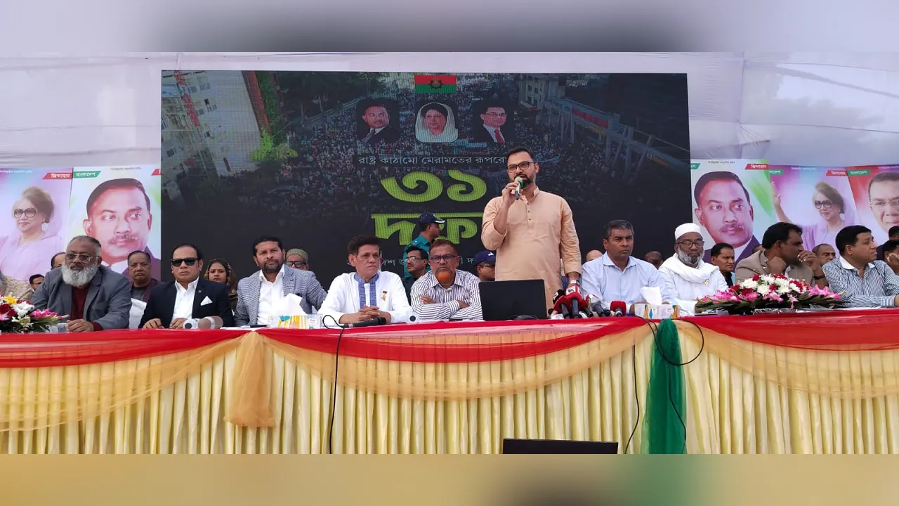 উত্তরার আজমপুর সরকারি প্রাথমিক বিদ্যালয় মাঠে উত্তরা পূর্ব থানা বিএনপির এক কর্মিসভায় কথা বলেন আমিনুল হক। ছবি : কালবেলা
