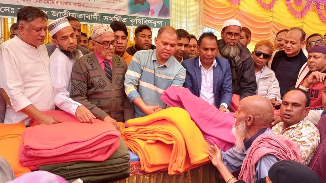 বগুড়ার গাবতলীতে শীতার্ত অসহায় গরিব মানুষদের মাঝে কম্বল বিতরণ করেন আতিকুর রহমান রুমন। ছবি : কালবেলা