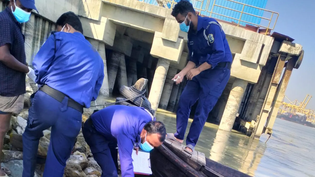 মরদেহ উদ্ধার করছে পুলিশ। ছবি : কালবেলা