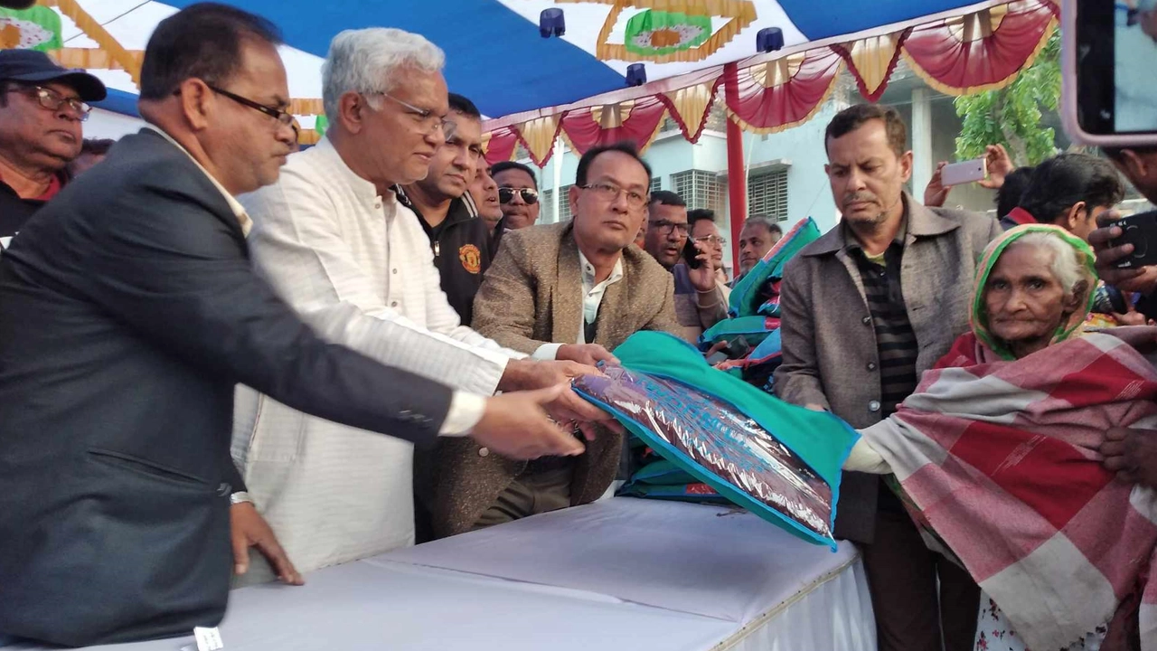 শীতবস্ত্র বিতরণ করেন বিএনপির জাতীয় স্থায়ী কমিটির সদস্য ডা. এ জেড এম জাহিদ হোসেন। ছবি : কালবেলা