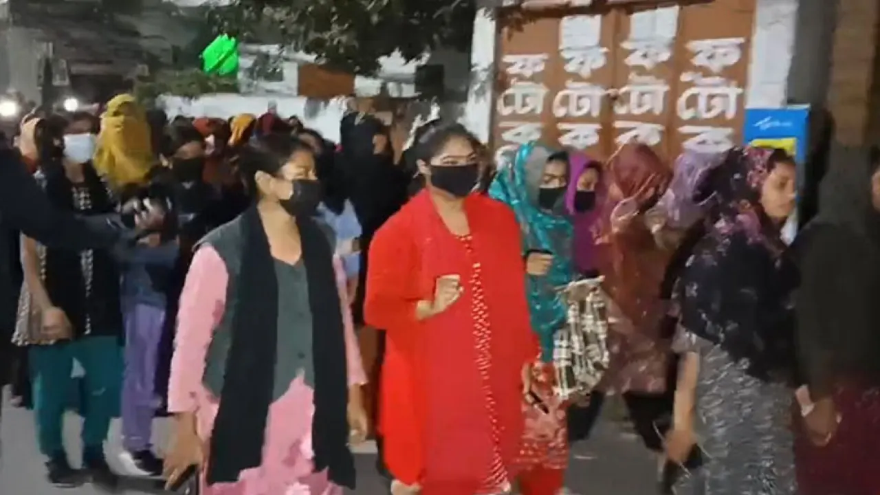 ছাত্রীনিবাসে নির্যাতনে মিছিল নিয়ে থানায় যায় ছাত্রীরা। ছবি : কালবেলা