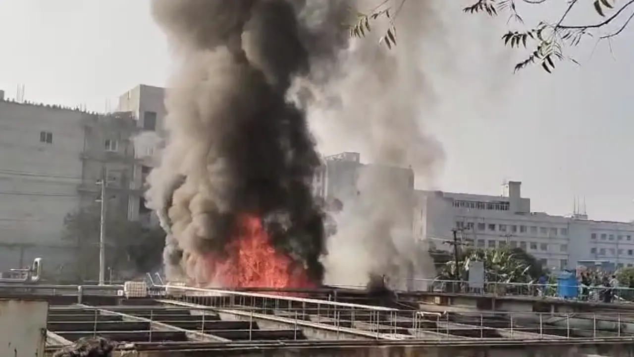 গাজীপুরের কালিয়াকৈরে কারখানার ঝুট গুদামে আগুন। ছবি : কালবেলা