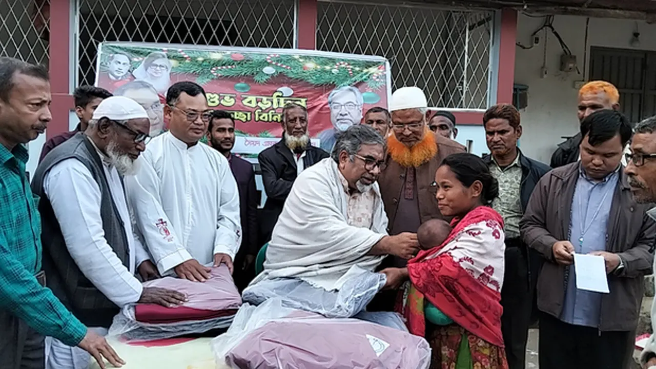 গারো সম্প্রদায়ের মধ্যে কম্বল বিতরণ করেন সৈয়দ এমরান সালেহ প্রিন্স। ছবি : কালবেলা
