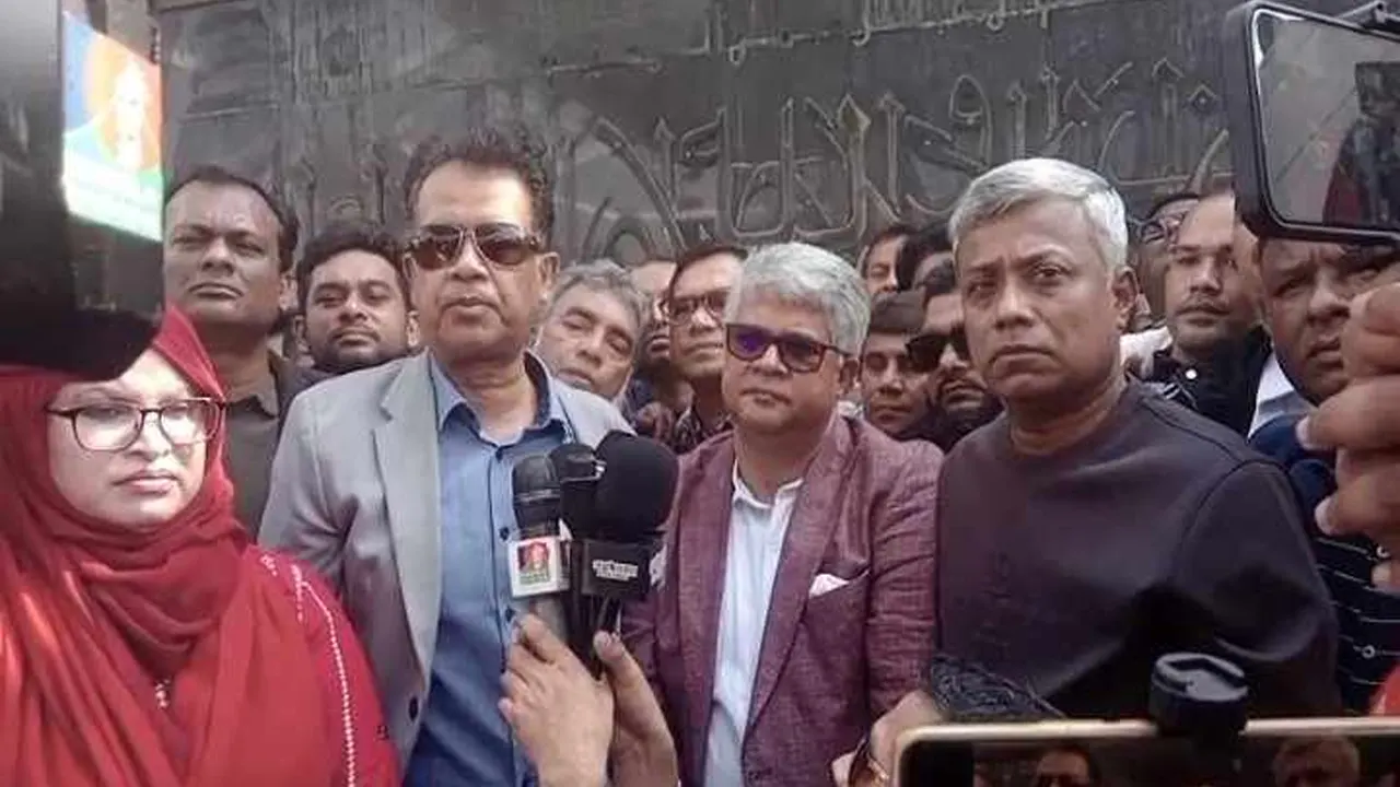 সোমবার (২৩ ডিসেম্বর) দুপুরে বিএনপির প্রতিষ্ঠাতা শহীদ রাষ্ট্রপতি জিয়াউর রহমানের মাজারে ফুলেল শ্রদ্ধা নিবেদন শেষে সাংবাদিকদের সাথে কথা বলছেন আজিজুল বারী হেলাল। ছবি : কালবেলা