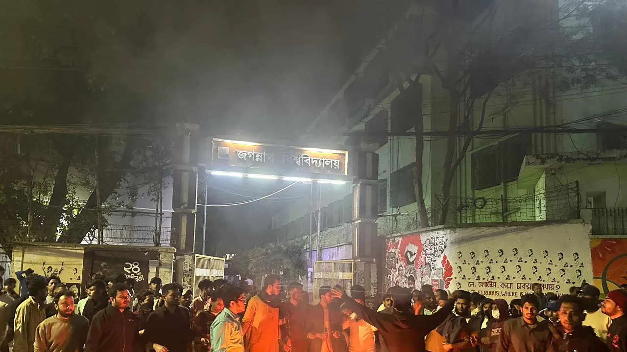জগন্নাথ বিশ্ববিদ্যালয়ে ঘোষিত আহ্বায়ক কমিটিকে ক্যম্পাসে অবাঞ্ছিত ঘোষণা করেছে ছাত্রদলের একটি অংশ। ছবি : কালবেলা