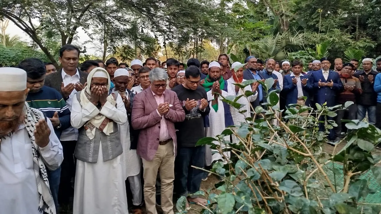 মঙ্গলবার হাজারও দলীয় নেতাকর্মী ও গ্রামবাসীকে নিয়ে বাবা মায়ের কবর জিয়ারত করেন যুক্তরাজ্য বিএনপির সিনিয়র যুগ্ম সম্পাদক ও সাবেক ছাত্রনেতা পারভেজ মল্লিক। ছবি : কালবেলা