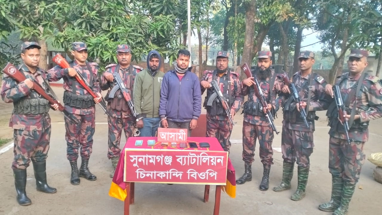 বিজিবির হাতে আটক দুজন। ছবি : কালবেলা
