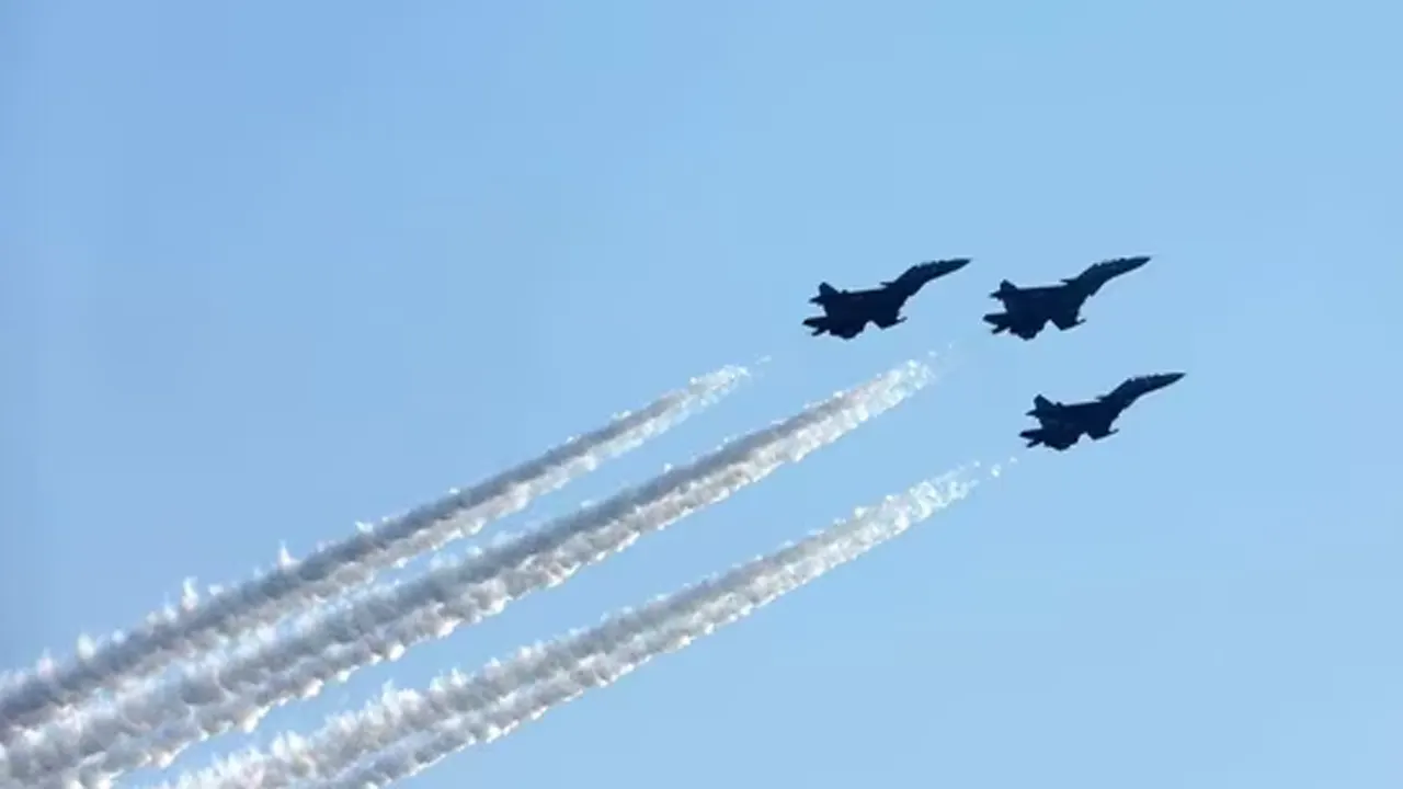 আকাশে বিমানের সারি। ছবি : সংগৃহীত