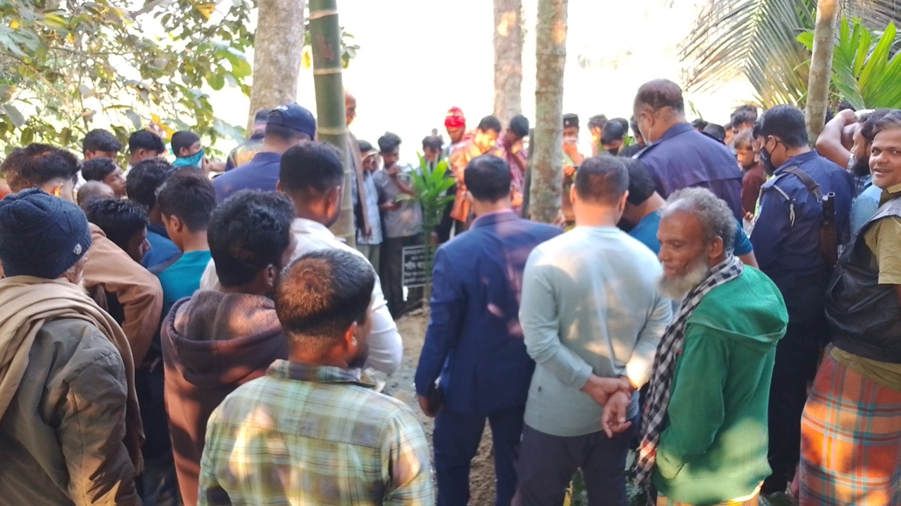 চাঁদপুরে কবর থেকে তোলা হয় আন্দোলনে নিহত আবুল হোসেনের লাশ। ছবি : কালবেলা