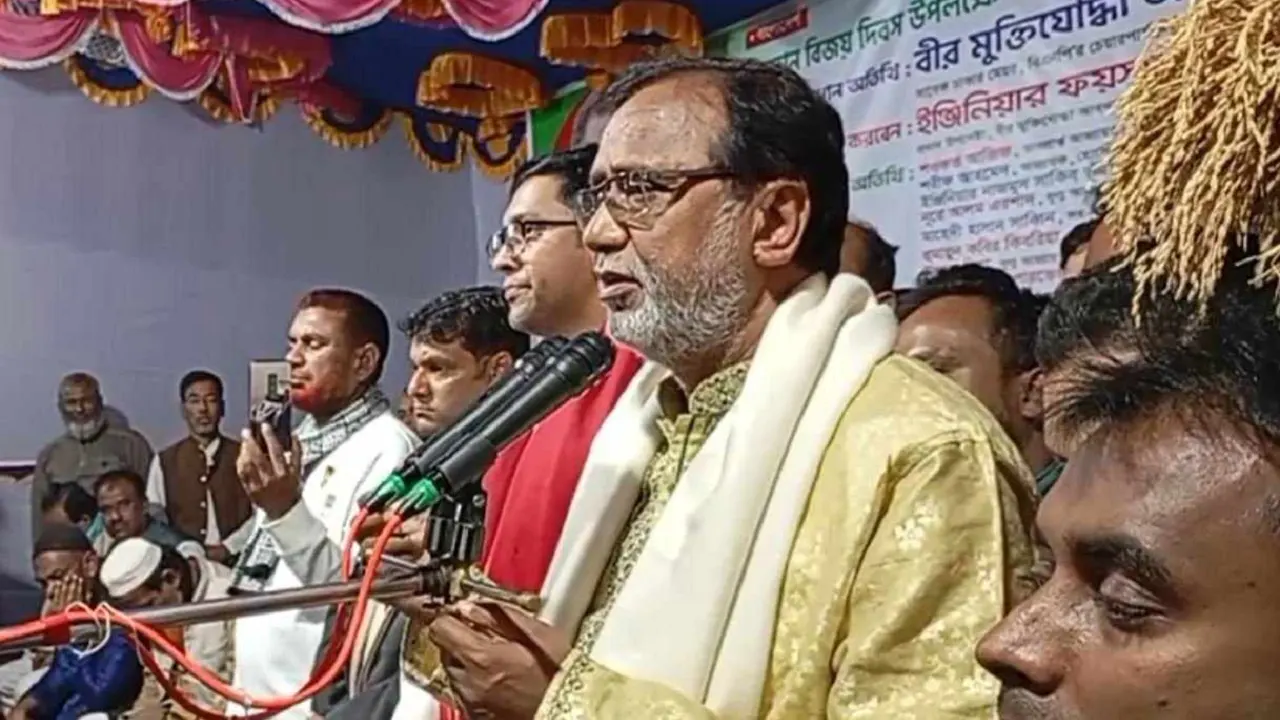 কিশোরগঞ্জ জেলার হোসেনপুর হাসপাতাল মোড়ে মহান বিজয় দিবস উপলক্ষে আলোচনা সভা ও সাংস্কৃতিক অনুষ্ঠানে কথা বলেন আবদুস সালাম। ছবি : কালবেলা