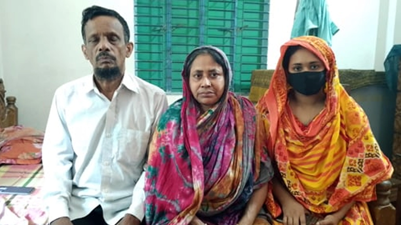 আন্দোলনে নিহত ছাব্বির মল্লিকের বাবা-মা ও বোন। ছবি : বাসস