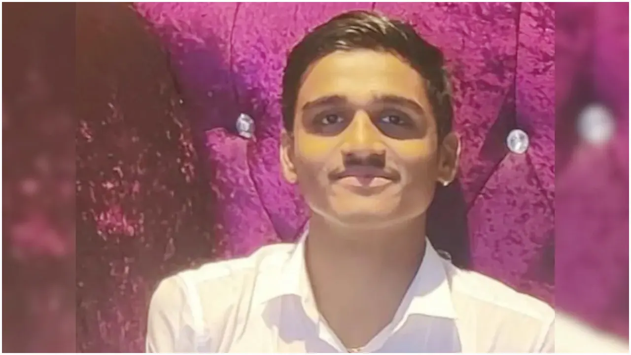 কম্পিউটার অপারেটর পদে চাকরি করেন হর্শাল কুমার ক্ষীরসাগর। ছবি : সংগৃহীত