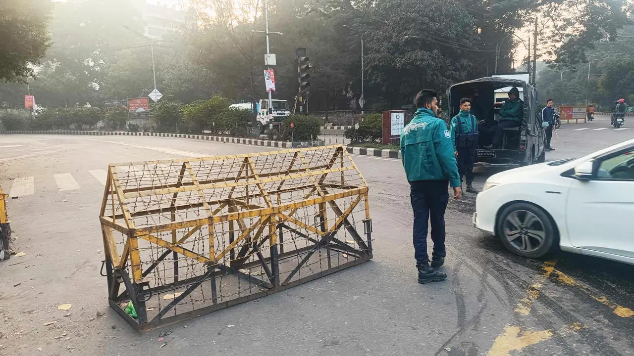 সচিবালয়ের সামনের সড়কে যান চলাচল বন্ধ