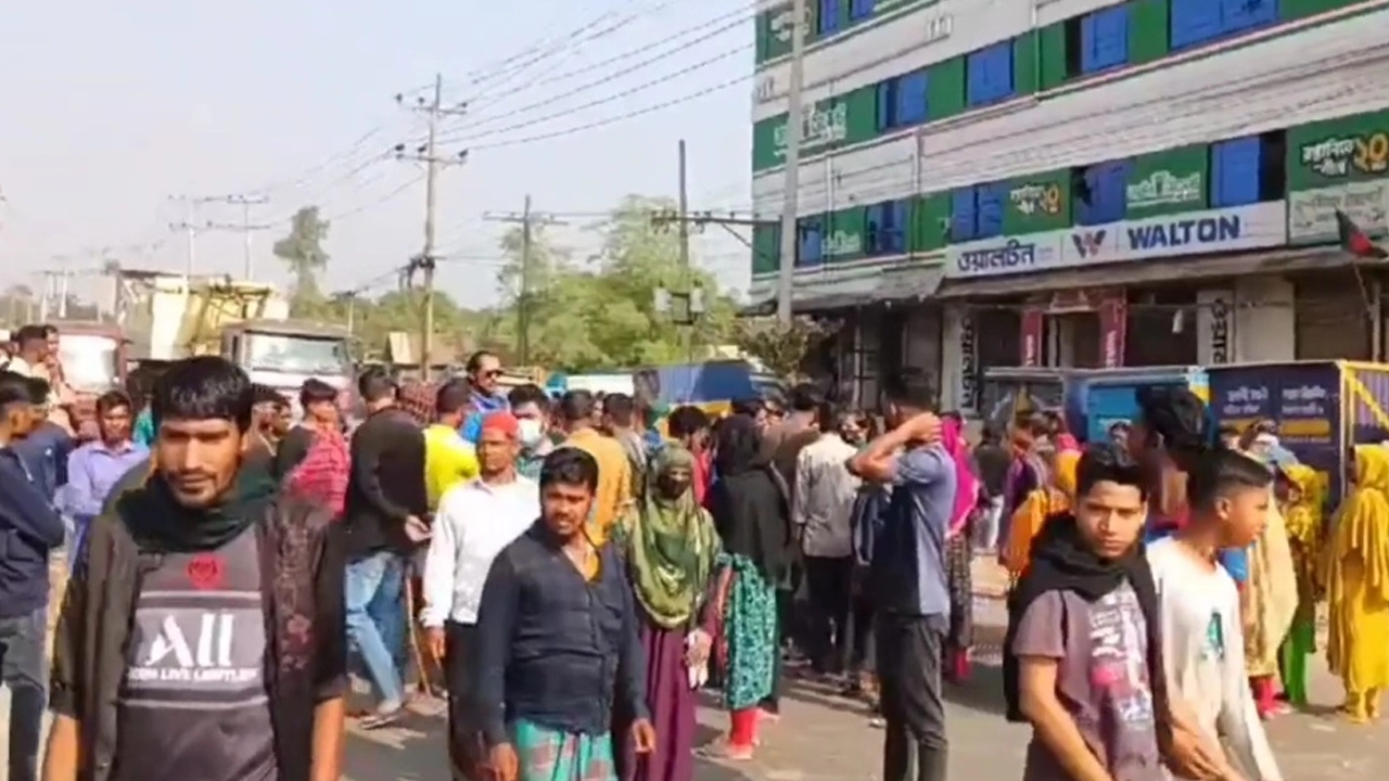 শ্রমিকদের দাবি মেনে নেওয়ার আশ্বাসে আড়াই ঘণ্টা পর সড়ক অবরোধ প্রত্যাহার করা হয়েছে। ছবি : কালবেলা