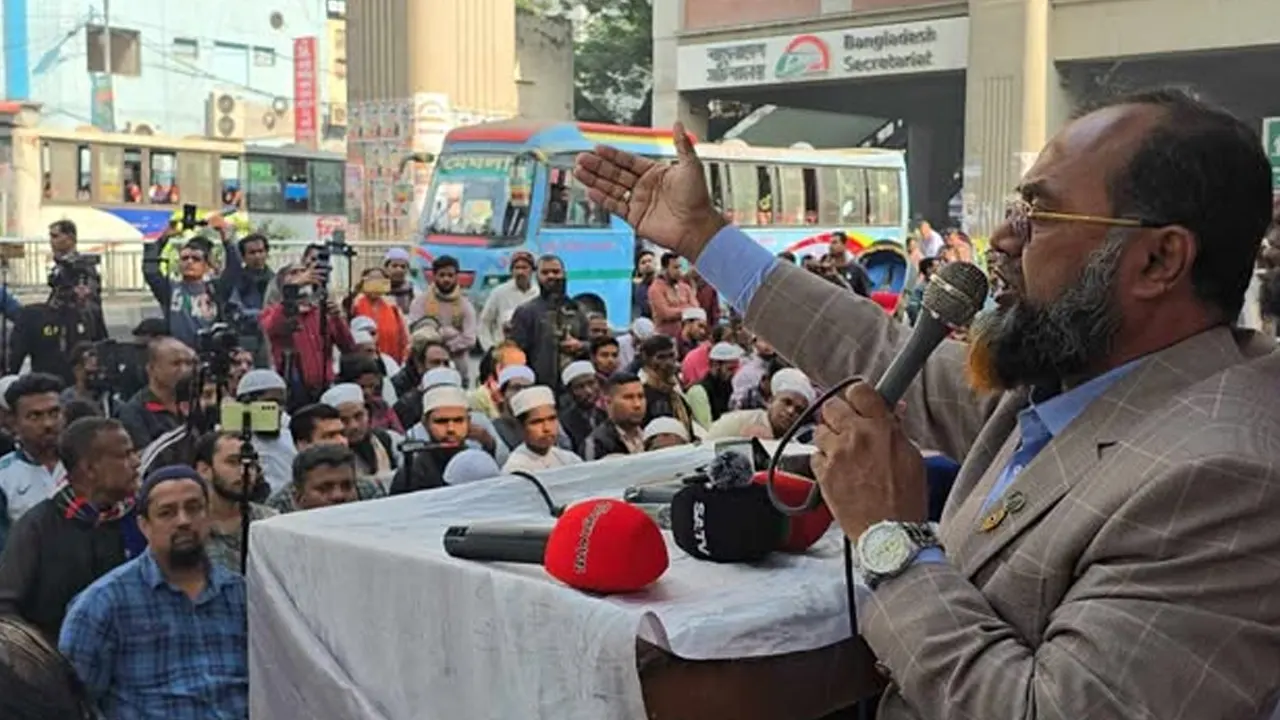 ১২ দলীয় জোট আয়োজিত বিক্ষোভ সমাবেশে বক্তব্য দিচ্ছেন লায়ন ফারুক। ছবি : কালবেলা