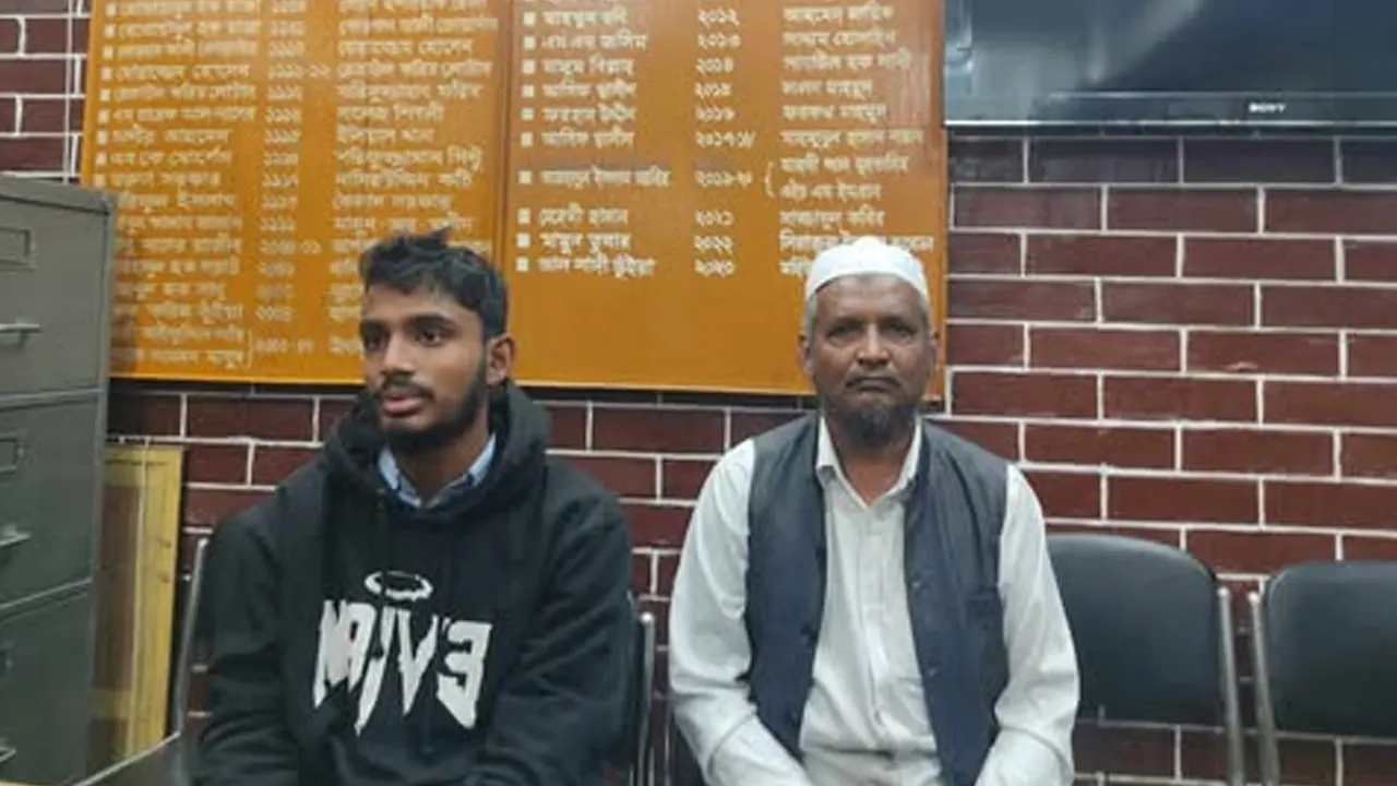 সংবাদ সম্মেলনে খালেদ হাসান ও তার বাবা। ছবি : কালবেলা