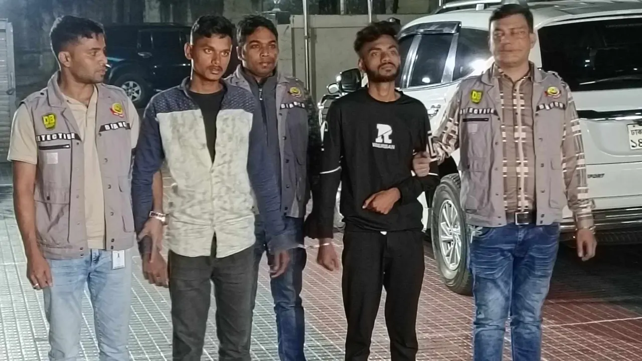 দুজনকে গ্রেপ্তার করে গোয়েন্দা পুলিশ। ছবি : কালবেলা