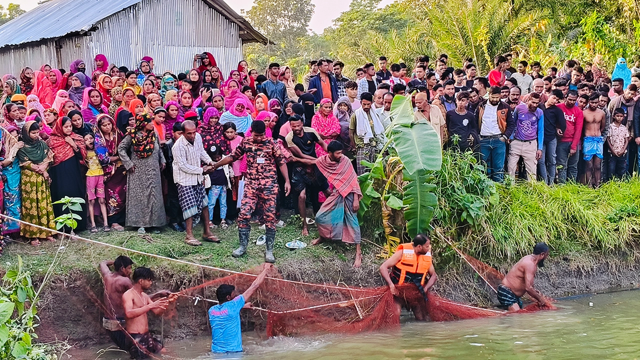 শিশুদের উদ্ধারে ডুবুরির অভিযান। ছবি : কালবেলা