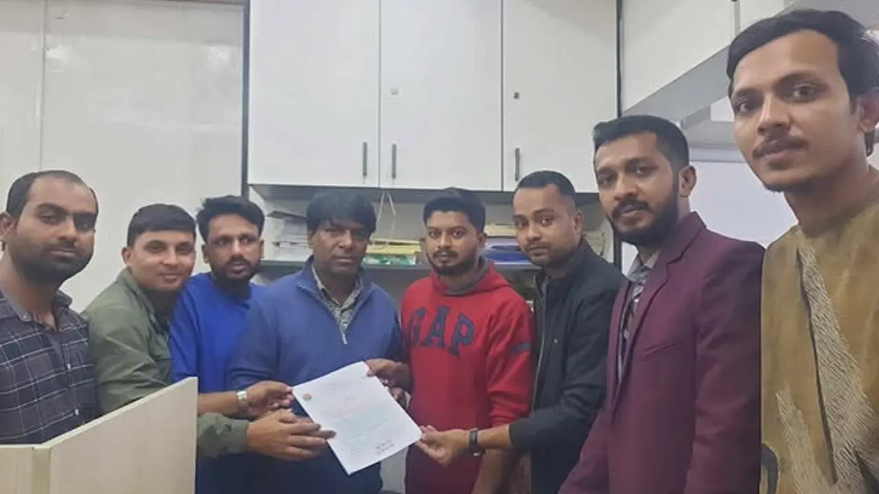 জবি শাখা ছাত্রদলের আহ্বায়ক কমিটি বাতিলে তারেক রহমানকে স্মারকলিপি। ছবি : কালবেলা
