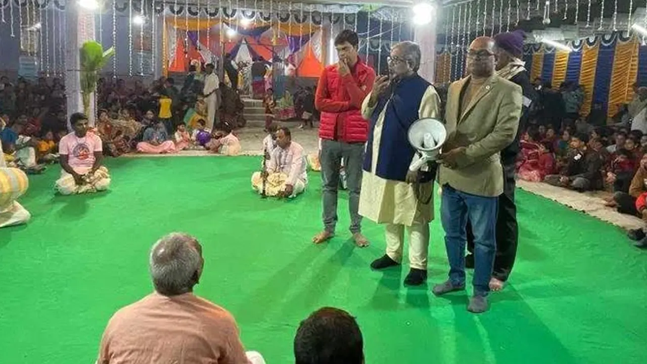বন্দের পাড়া হরিবাশর মন্দিরে নাম কীর্তন অনুষ্ঠানে বক্তব্য দিচ্ছেন এমরান সালেহ প্রিন্স। ছবি : কালবেলা