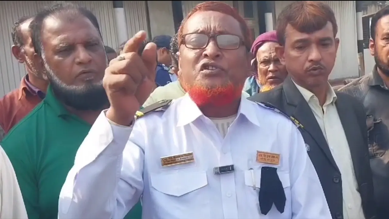 চাঁদপুরের নৌথানা প্রাঙ্গণে বিক্ষোভ করে পণ্যবাহী লাইটার জাহাজ শ্রমিকরা। ছবি : কালবেলা