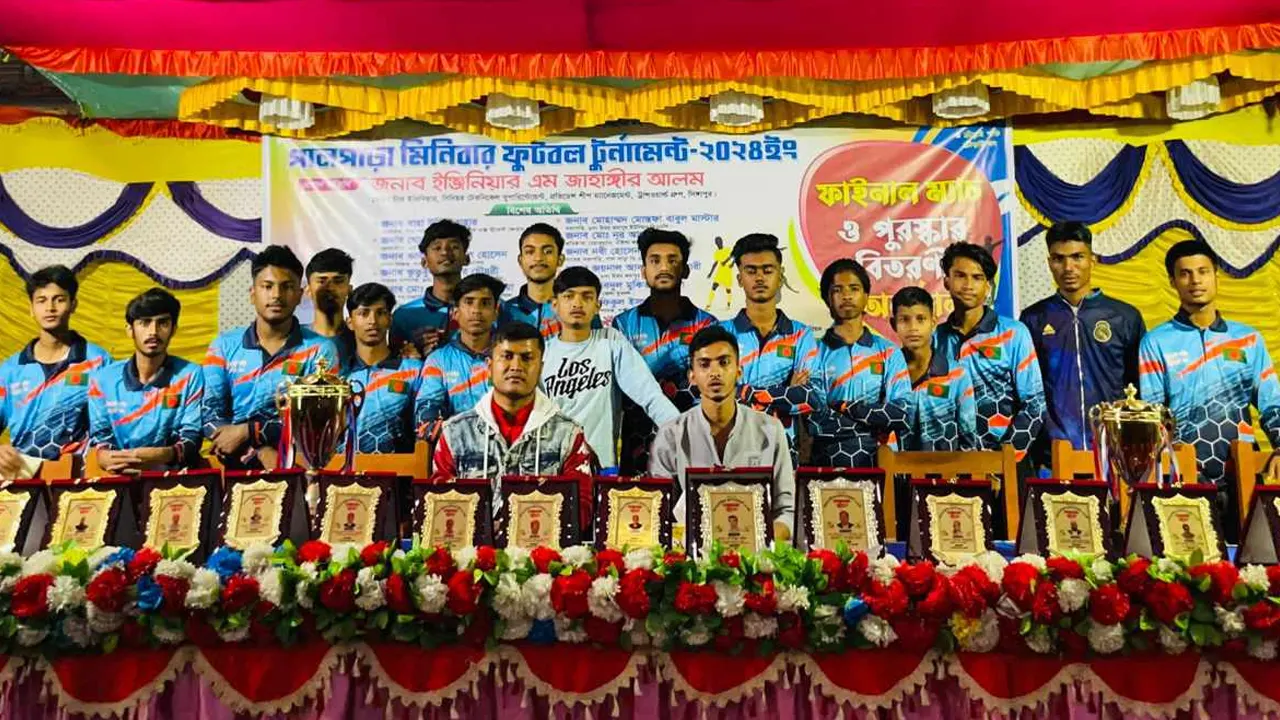 পাল পাড়া মিনিবার ফুটবল টুর্নামেন্টের ফাইনালে বিজয়ীরা। ছবি : কালবেলা