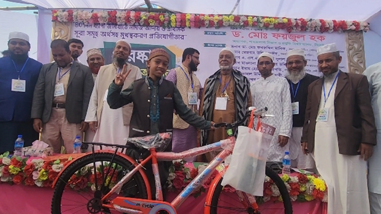 টানা ৪০ দিন জামাতে নামাজ পড়ে পুরস্কার পেয়ে উচ্ছ্বসিত এক শিশু। ছবি : কালবেলা