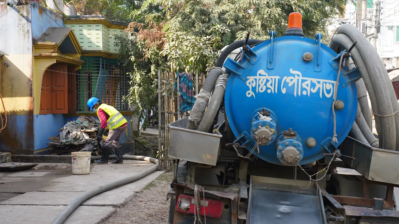 পয়ঃবর্জ্য ব্যবস্থাপনায় কাজ করে কুষ্টিয়া পৌরসভা। ছবি : কালবেলা