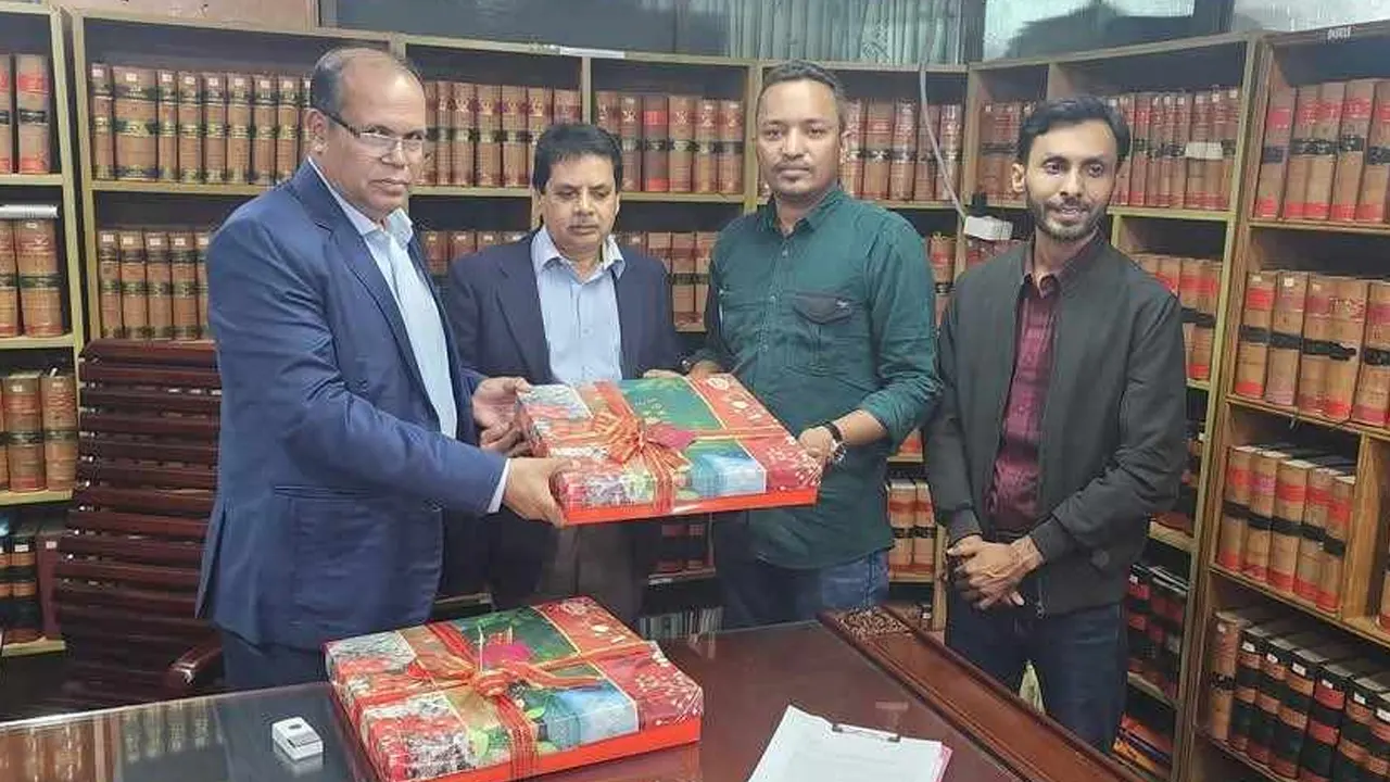 নির্বাচন বর্জনকারী দলগুলোর নেতাদের শীতের পিঠা পাঠাচ্ছে বিএনপি। ছবি : কালবেলা