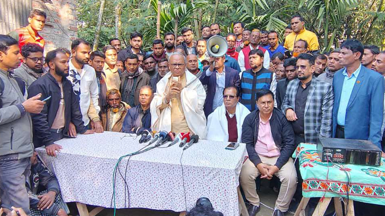 বক্তব্য রাখছেন বিএনপির সিনিয়র যুগ্ম মহাসচিব অ্যাডভোকেট রুহুল কবির রিজভী। ছবি : সংগৃহীত