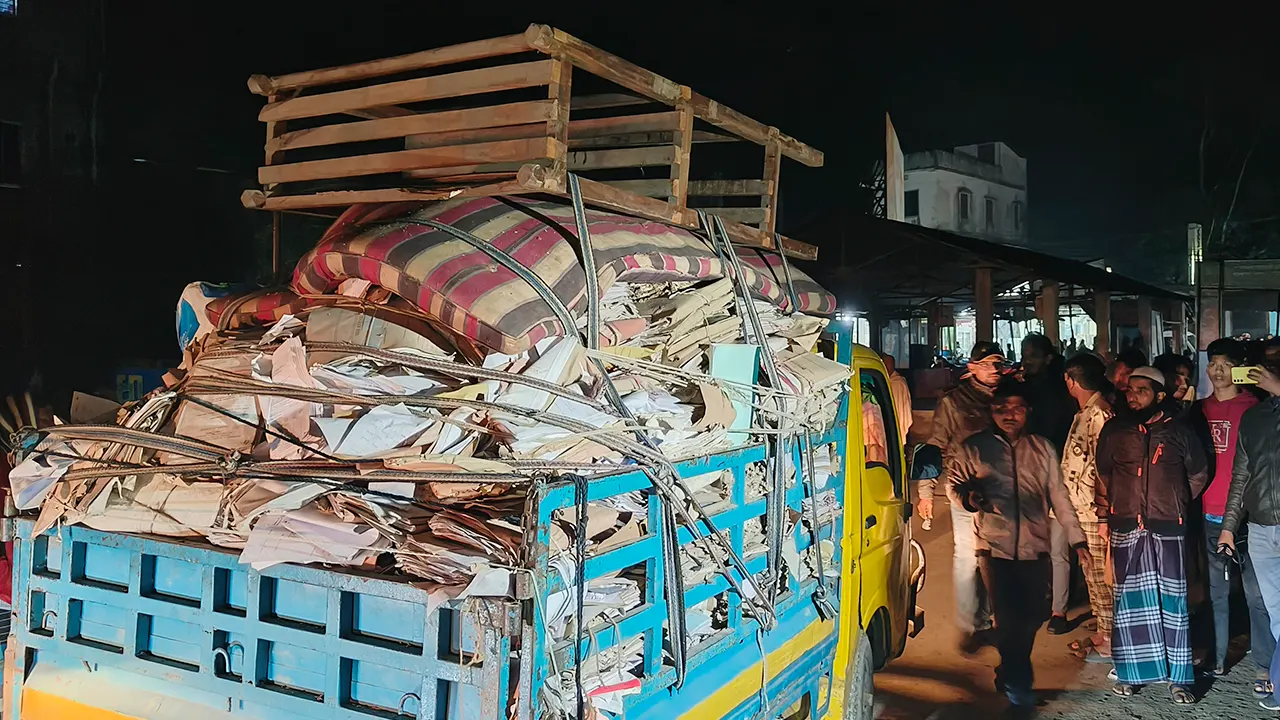 পুরোনো নথিপত্র নিয়ে যাওয়া আটক ট্রাক। ছবি : কালবেলা