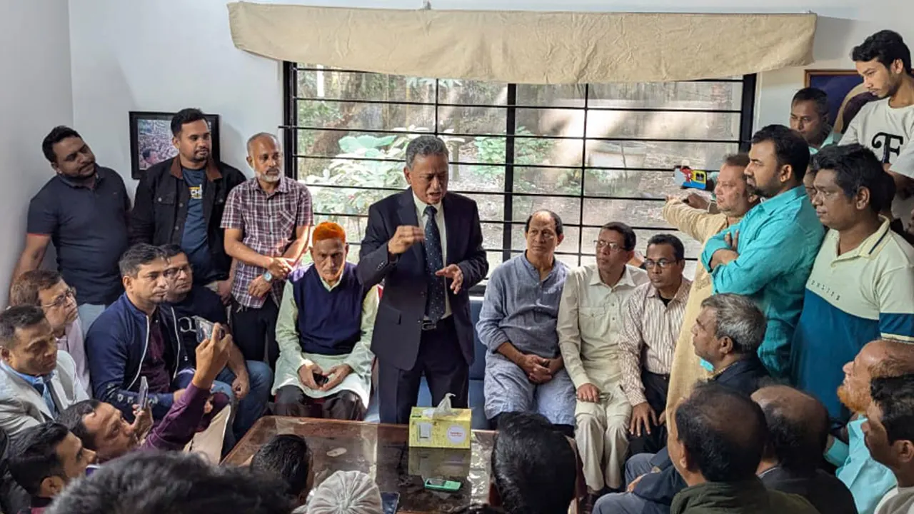 নিজ বাসভবনে নেতাকর্মীদের সঙ্গে মতবিনিময় সভায় কথা বলেন আমীর খসরু মাহমুদ চৌধুরী। ছবি : কালবেলা