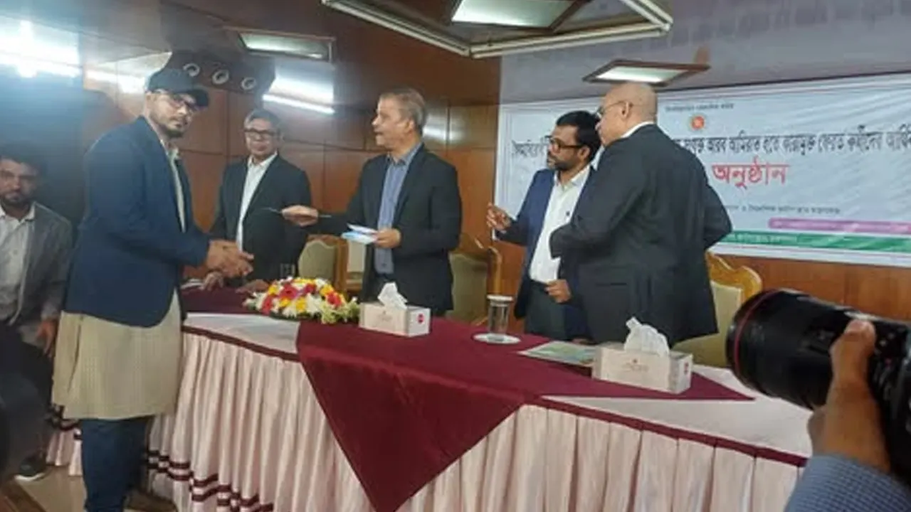 আরব আমিরাত থেকে কারামুক্ত হয়ে দেশে ফেরত আসা কর্মীদের মাঝে চেক হস্তান্তর অনুষ্ঠান। ছবি : কালবেলা
