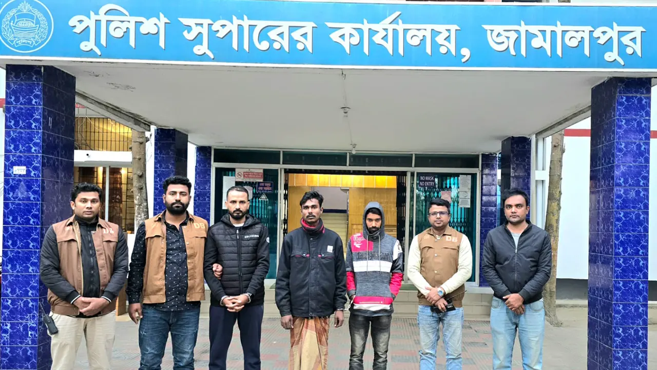জিরাসহ তিন চোরাকারবারিকে গ্রেপ্তার করে জামালপুর জেলা গোয়েন্দা পুলিশ। ছবি : কালবেলা