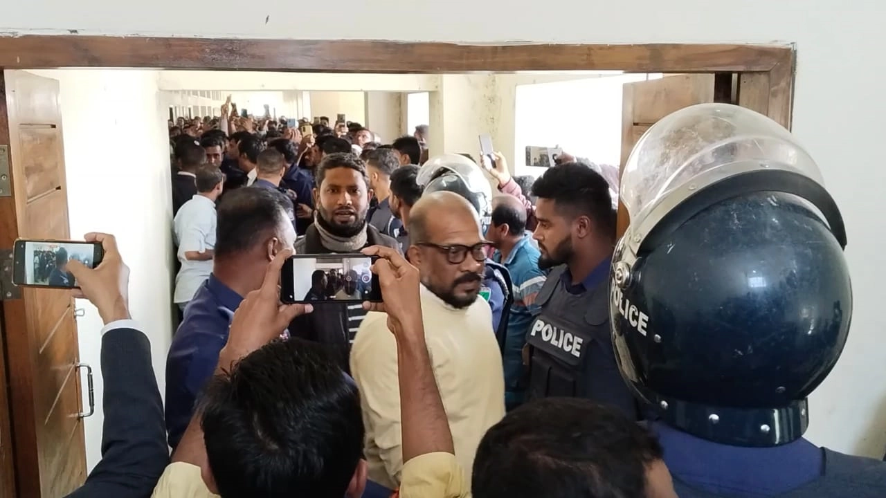 স্বেচ্ছাসেবকলীগ, ছাত্রলীগসহ পাঁচ নেতা আদালতে আত্মসমর্পণ করলে তাদের কারাগারে পাঠানোর নির্দেশ দিয়েছেন বিচারক। ছবি : কালবেলা