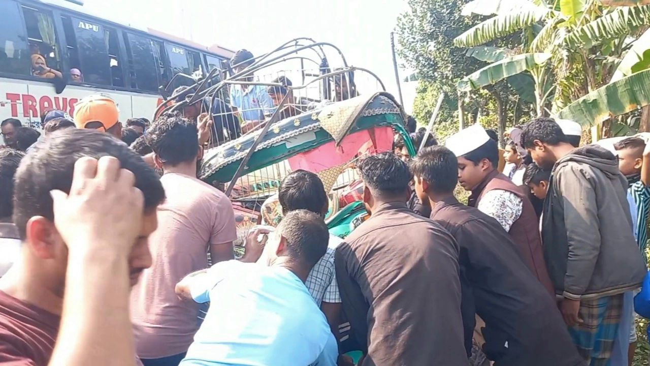 ঢাকা-শেরপুর মহাসড়কে যাত্রীবাহী বাস ও সিএনজিচালিত অটোরিকশার মুখোমুখি সংঘর্ষের একটি চিত্র। ছবি : কালবেলা