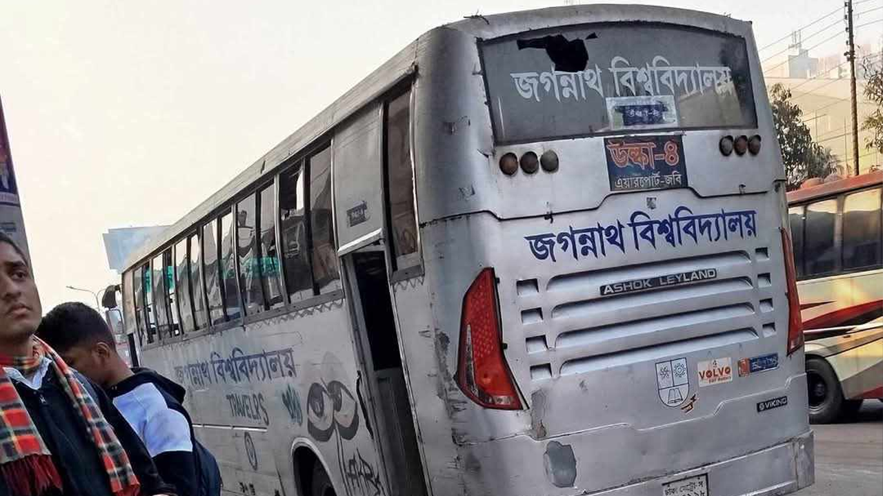 জগন্নাথ বিশ্ববিদ্যালয়ের শিক্ষার্থীবাহী বাস উল্কা-৪। ছবি : কালবেলা