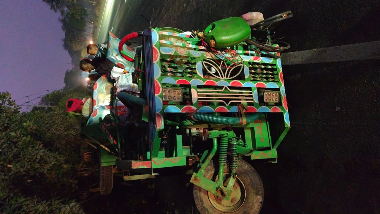 চট্টগ্রামের সীতাকুণ্ডে দুর্ঘটনাকবলিত দুমড়েমুছড়ে যাওয়া ধান মাড়াই মেশিন। ছবি : কালবেলা