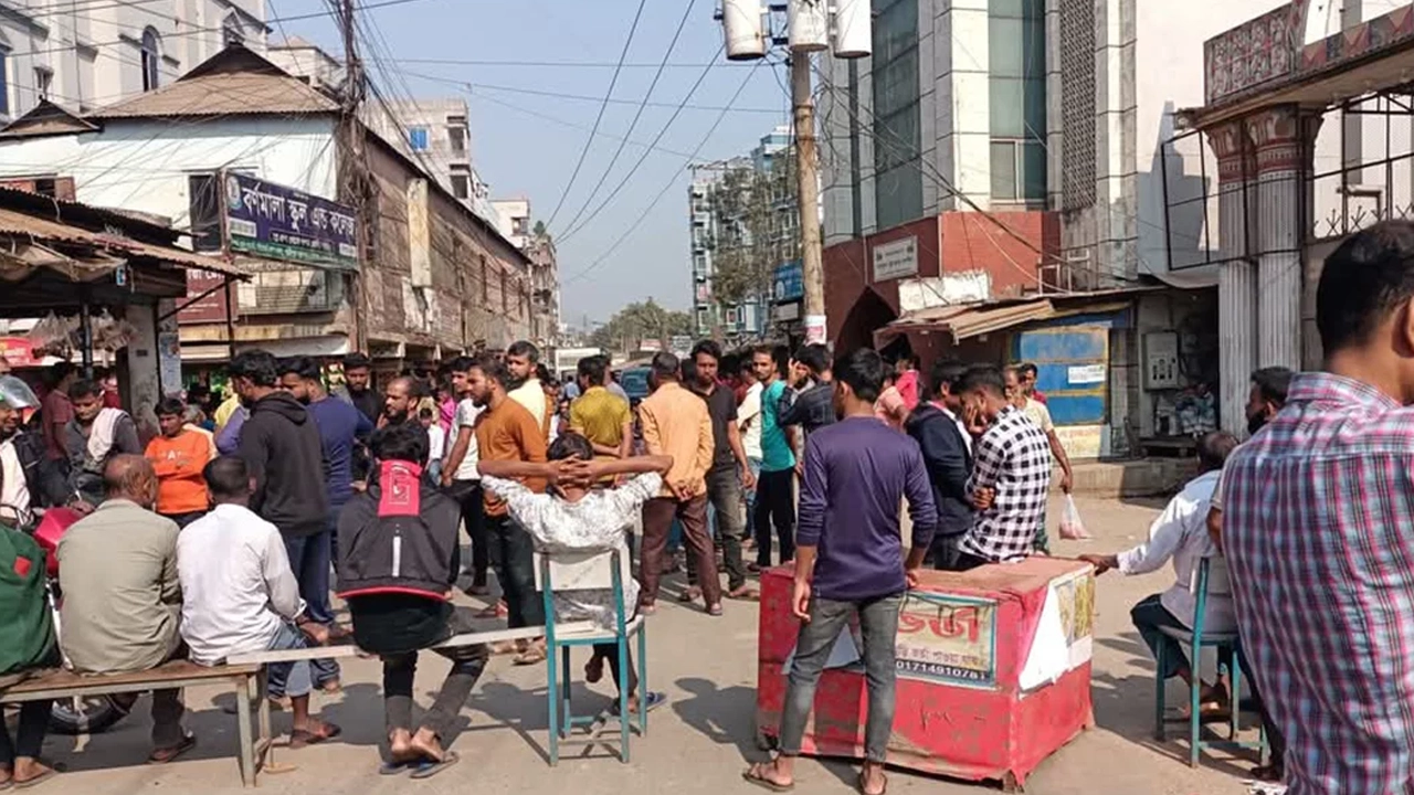 গাজীপুরের কোনাবাড়ী-জরুন সড়ক অবরোধ করে শ্রমিকদের বিক্ষোভ। ছবি : সংগৃহীত