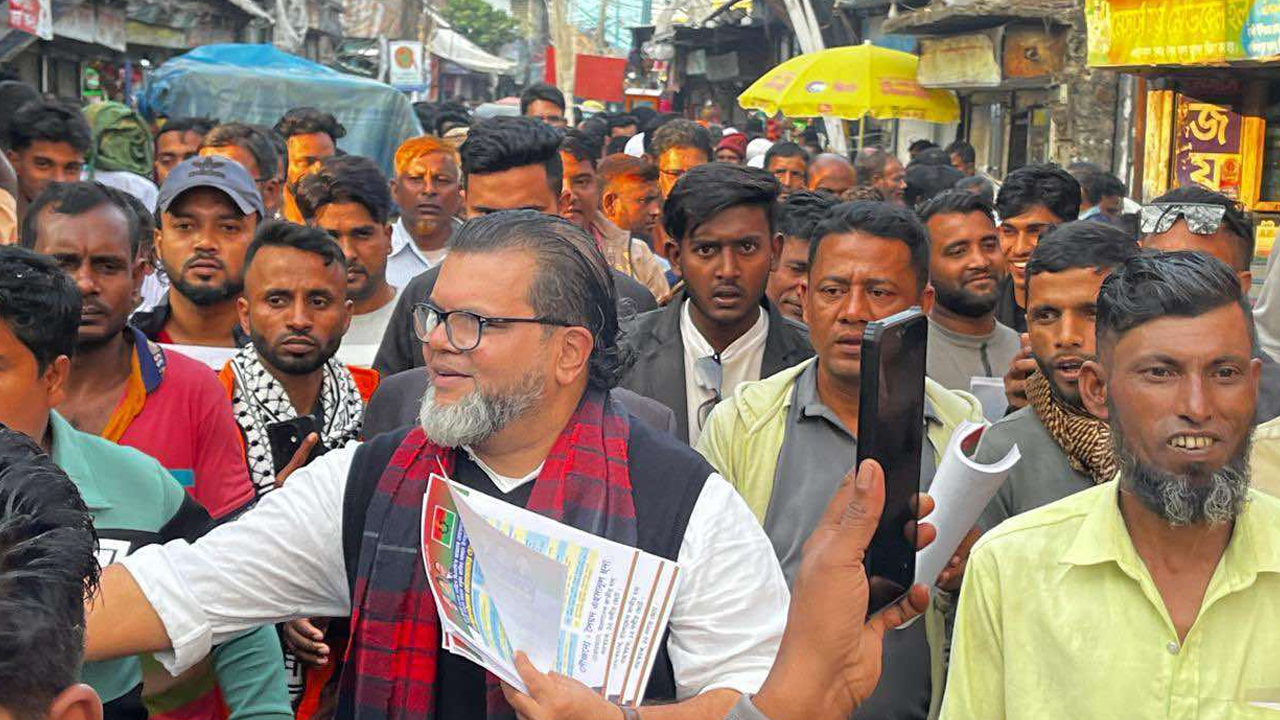 সৈয়দ এহসানুল হুদার নেতৃত্বে ৩১ দফা লিফলেট বিতরণ। ছবি : কালবেলা