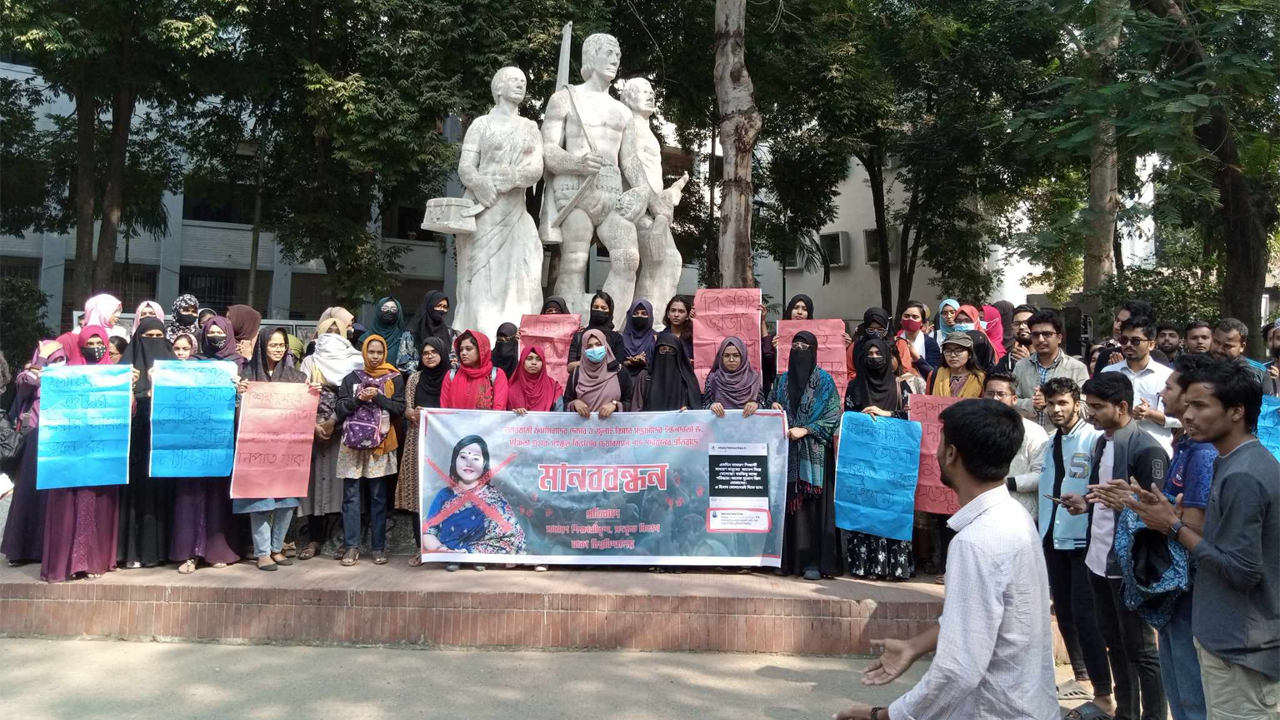 অপরাজেয় বাংলার পাদদেশে বিক্ষোভ কর্মসূচি পালন করছে শিক্ষার্থীরা। ছবি : কালবেলা