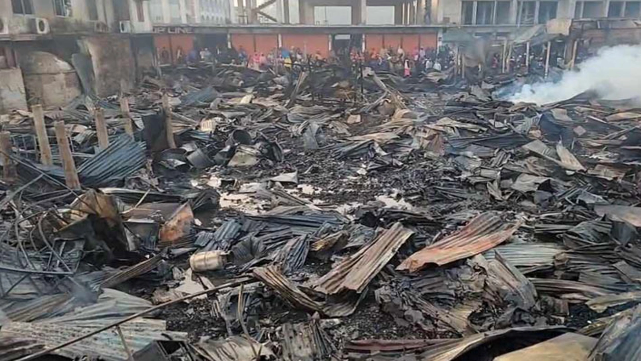 কুমিল্লার চান্দিনায় আগুনে একটি বাজারের শতাধিক দোকান পুড়ে গেছে। ছবি : সংগৃহীত